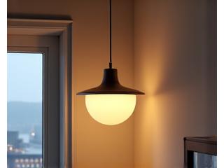 Moderne taklampe i et nordisk interiør