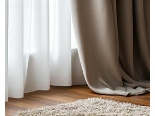 Elegante grå gardiner og lyst gulvteppe